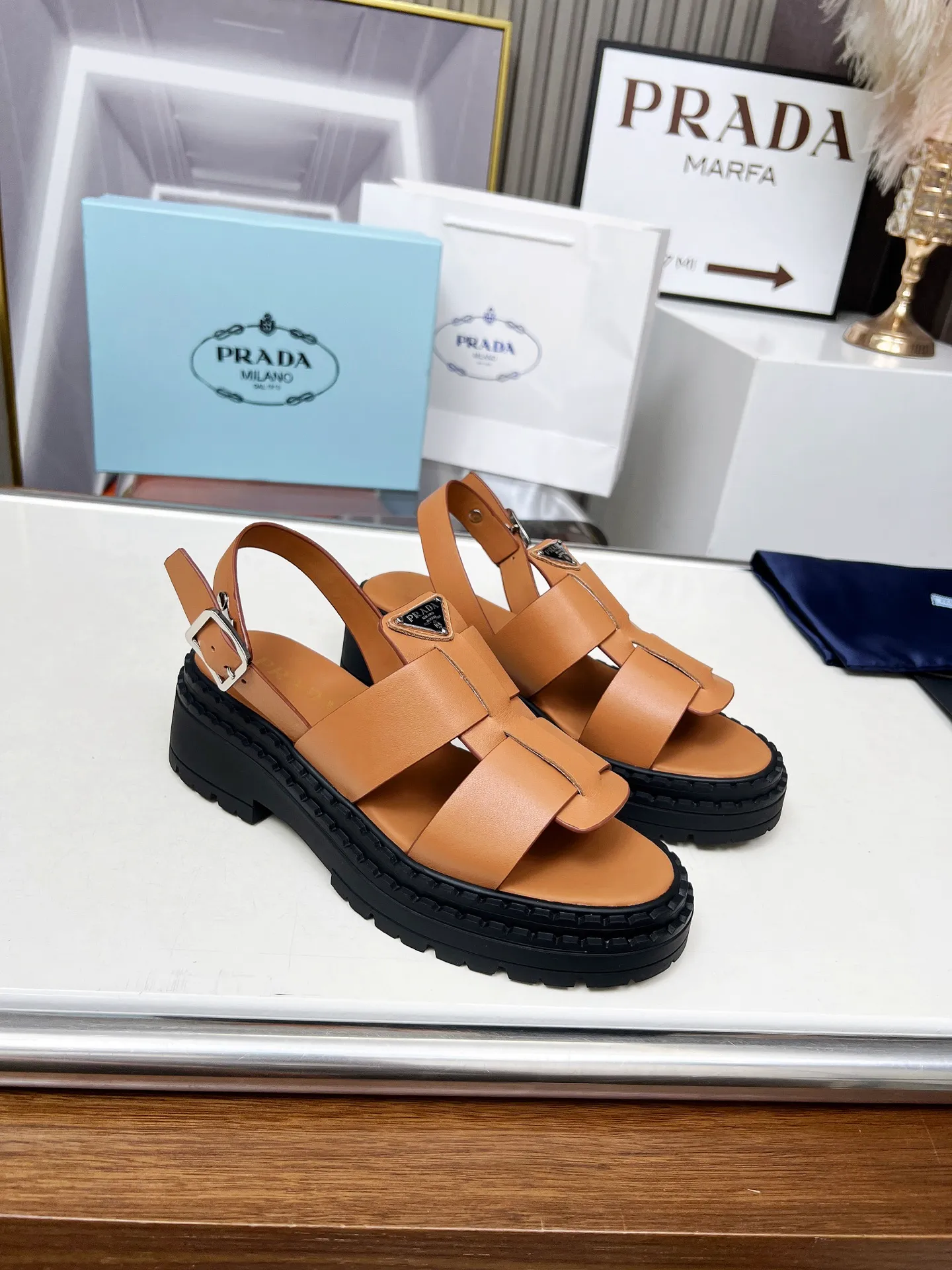 👟👟Ex-factory price 420👟👟 PRADA/Prada 25ss new spring and summer sandals. The simple design is probably the most popular thing about it. It is not the kind that is found on the street. It has its own brand personality. The fabric is made of calfskin and the lining is mixed sheepskin. Heel height: 4.5cm Size: #35-41 (35 41 custom-made is not returnable)
